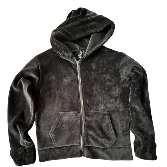 C-MODE Tops - Black velour zip-up hoodie with faux fur trim #y2kfashion #velourhoodie
-878